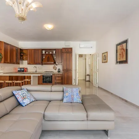 On Shopping Street Apartment Cagliari